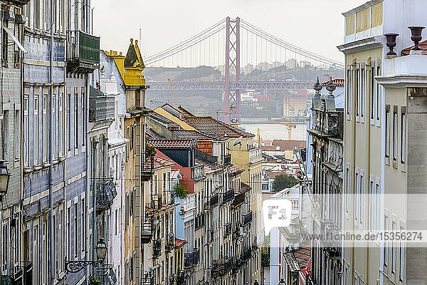 Bunte Gebäude im Stadtbild von Lissabon  mit einer Brücke über den Tejo; Lissabon  Region Lisboa  Portugal