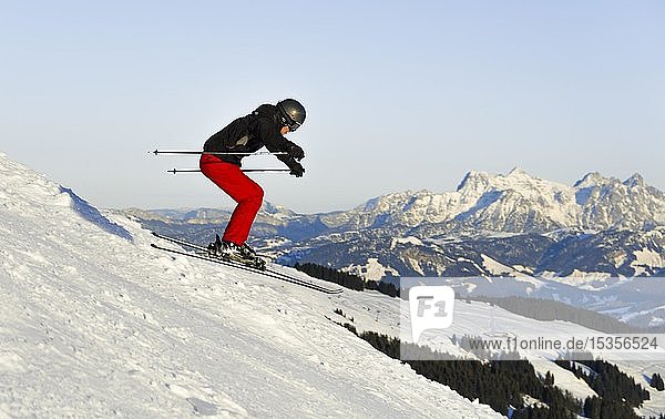 Skispringen  Abfahrtslauf Hohe Salve  hinter Loferer Steinberge  Skiwelt Wilder Kaiser Brixenthal  Hochbrixen  Tirol  Österreich  Europa