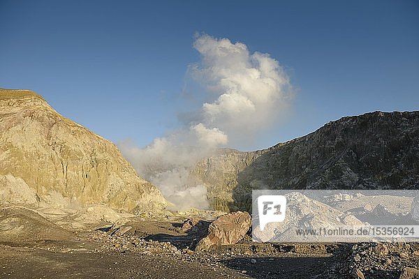 Felsformationen und Fumarolen auf der Vulkaninsel White Island mit aufsteigendem Dampf aus dem Krater  Whakaari  Volcanic Island  Bay of Plenty  Nordinsel  Neuseeland  Ozeanien