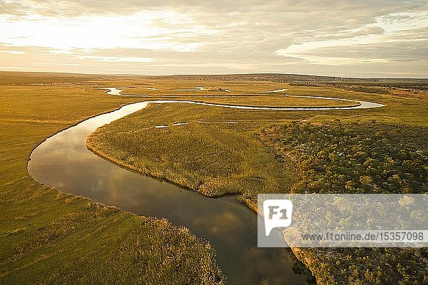 Luftaufnahme  der Cuanavale-Fluss schlängelt sich durch die Grassavanne  nahe Cuito Cuanavale  Provinz Cuando Cubango  Angola  Afrika