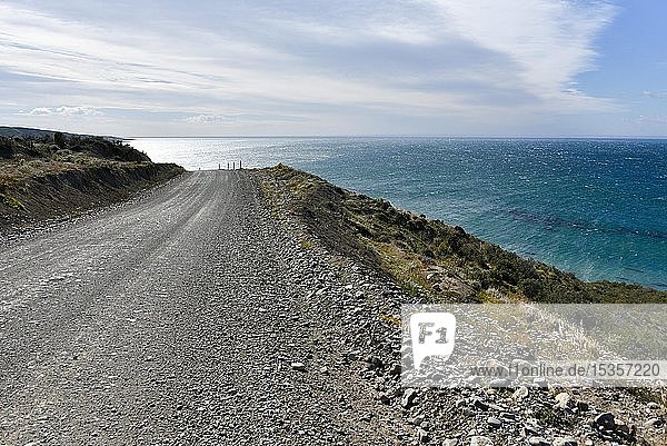 Küstenstraße  Schotterstraße in Tierra del Fuego  zwischen Porvinier und Ushuaia  Grenze zu Chile  Argentinien  Südamerika