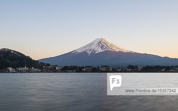 Evening atmosphere  view over Lake Kawaguchi to volcano Mt. Fuji  Yamanashi Prefecture  Japan  Asia