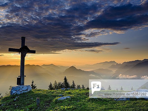 Ahornbüchsenkopf mit Gipfelkreuz Ausblick bei Sonnenaufgang auf Alpenpanorama Osterhorngruppe Dachstein und Tennengebirge Golling Salzburger Land Österreich Europa