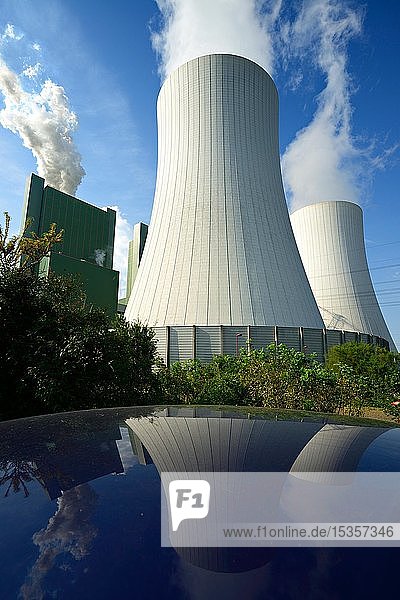 Braunkohlekraftwerk drückt Abgase in den blauen Himmel  Spiegelung  Kraftwerk Schkopau  Sachsen-Anhalt  Deutschland  Europa