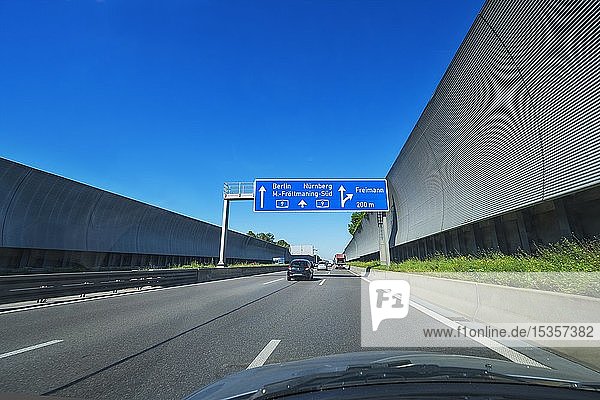 Lärmschutzwand an der A9 bei München  Oberbayern  Bayern  Deutschland  Europa