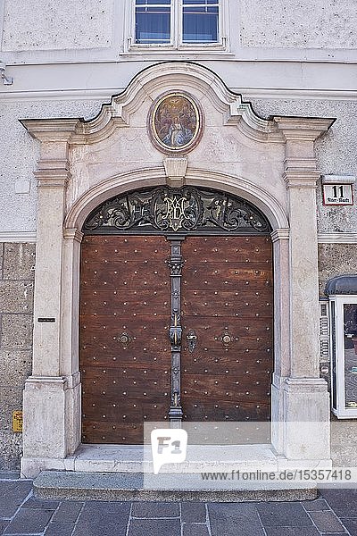 Barockes Portal an einem alten Bürgerhaus in der Altstadt von Salzburg  Österreich  Europa