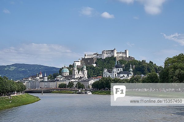 Blick über die Salzach auf die Altstadt und die Burg Hohensalzburg  Salzburg  Land Salzburg  Österreich  Europa