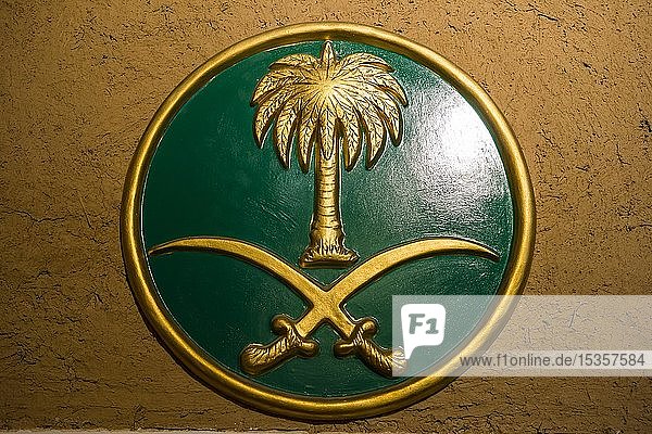 Saudische Flagge  Schild mit Palme und Dolchen  Masmak Fort  Riad  Saudi-Arabien  Asien