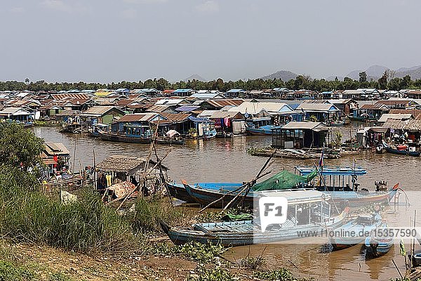 Schwimmende Dörfer mit Stelzenhäusern  Fischerdorf  Boote auf dem Tonle Sap Fluss  Kampong Chhnang  Kambodscha  Asien