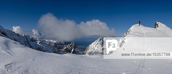 Skibergsteiger auf dem Pilan Austvågøy Lofoten Norwegen Europa