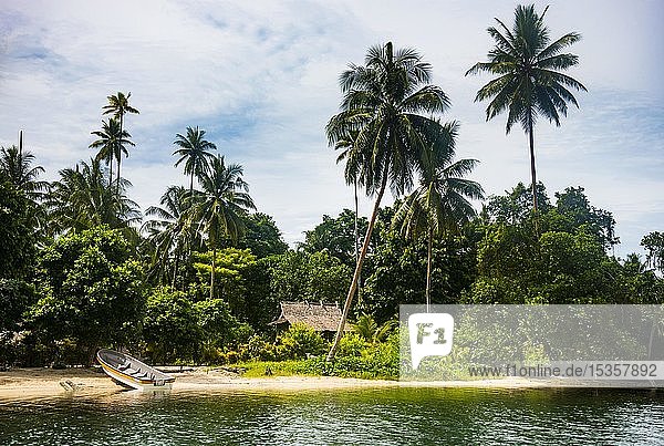 Hütte mit Strohdach am Kanal zwischen der Zwillingsinsel vor der Küste von Kavieng Neuirland Papua-Neuguinea Ozeanien