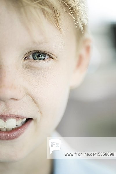 Junge  10 Jahre  blond  schaut in die Kamera  lächelt  Portrait  Gesichtsausschnitt  blaue Augen  Deutschland  Europa