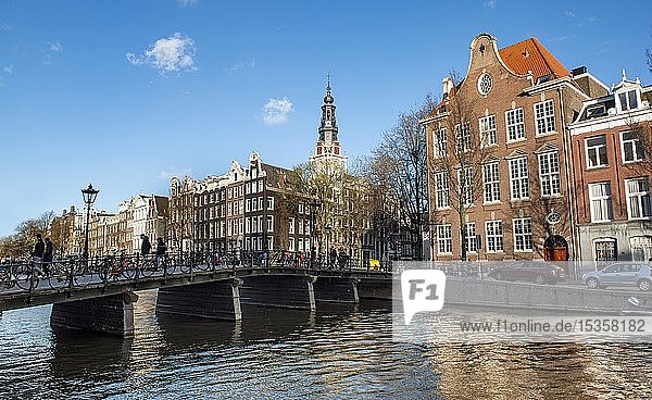Brücke und historische Häuser an der Kloveniersburgwal mit Zuiderkerk  Amsterdam  Holland  Niederlande