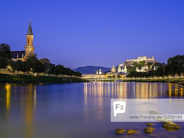 Stadtansicht Altstadt und Festung Hohensalzburg über dem Fluss Salzach bei Dämmerung Salzburg Land Salzburg Österreich Europa