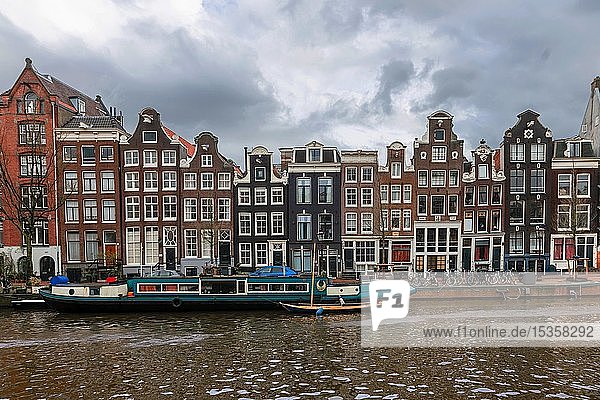 Gracht mit Booten und historischen Häusern  Amsterdam  Nordholland  Niederlande