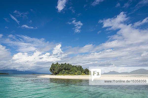 Türkisfarbenes Wasser und weißer Sandstrand Weiße Insel Buka Bougainville Papua Neuguinea