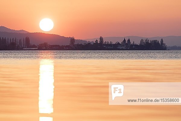 Sonnenuntergang mit Blick auf die Insel Reichenau  Bodensee  Baden-Württemberg  Deutschland  Europa