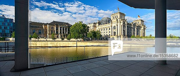 Blick auf den Reichstag von der Terrasse des Marie-Elisabeth-Lüders-Hauses  Morgenlicht  Berlin  Deutschland  Europa