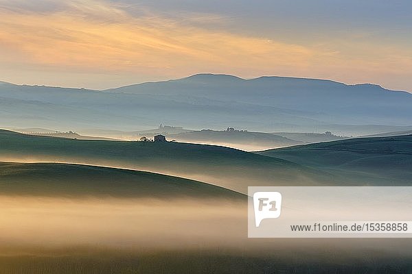 Morgenstimmung in der Toskana  hügelige Landschaft mit Nebel bei Sonnenaufgang  Val d'Orcia  Toskana  Italien  Europa