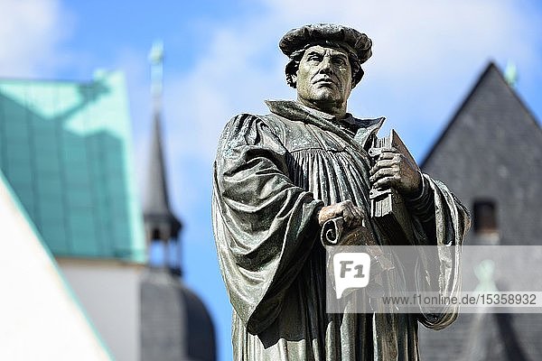 Martin-Luther-Denkmal auf dem Marktplatz  Geburts- und Sterbestadt  Eisleben  Sachsen-Anhalt  Deutschland  Europa