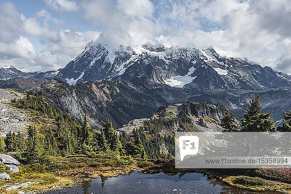 View from Tabletop Mountain on small mountain lake and Mt. Shuksan  Mount Baker-Snoqualmie National Forest  Washington  USA  North America