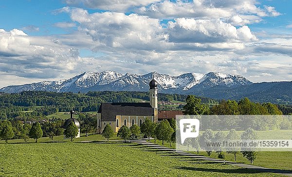 Wallfahrtskirche St. Marinus und Anian in Wilparting  hinteres Mangfallgebirge  Gemeinde Irschenberg  Oberland  Oberbayern  Bayern  Deutschland  Europa