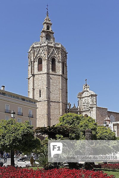 Placa de la Reina mit Kathedrale von Valencia mit Kirchturm Micalet  Valencia  Spanien  Europa