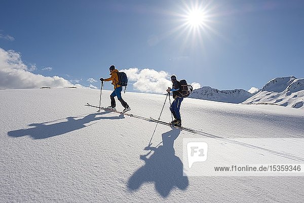 Zwei Skitourengeher  Skitour auf Pilan  Austvågøy  Lofoten  Norwegen  Europa