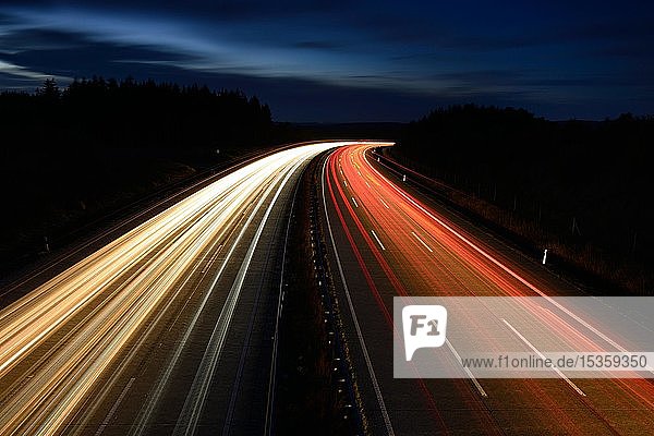 Lichtspuren auf der Autobahn A9 bei Nacht  Thüringen  Deutschland  Europa