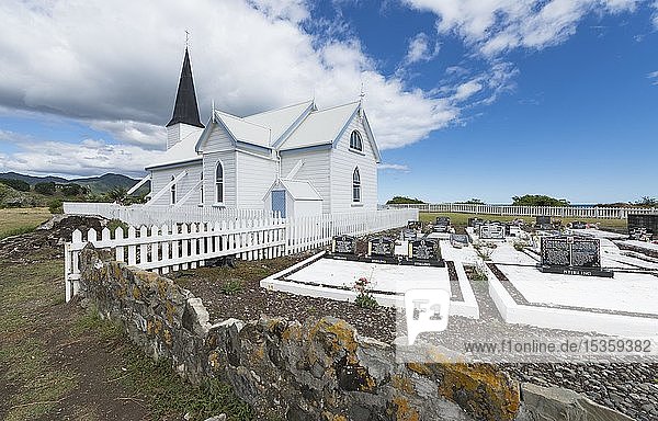 Christliche weiße Maori-Kirche mit Friedhof in Raukokore  East Cape  Nordinsel  Neuseeland  Ozeanien