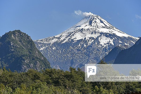Rauchender und schneebedeckter Vulkan Villarrica Pucon Región de la Araucanía Südchile Chile Südamerika