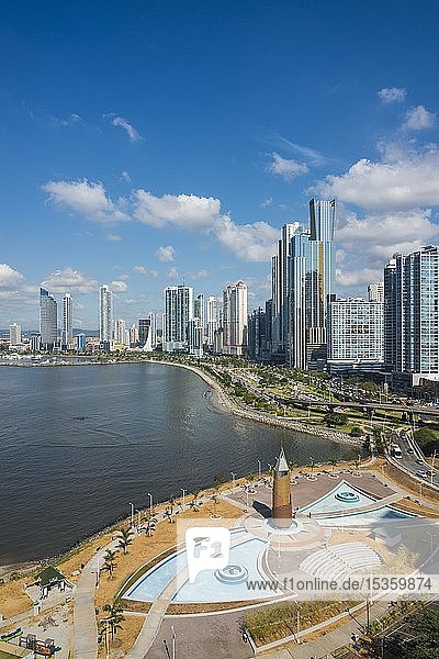 Die Skyline von Panama-Stadt  Panama  Mittelamerika
