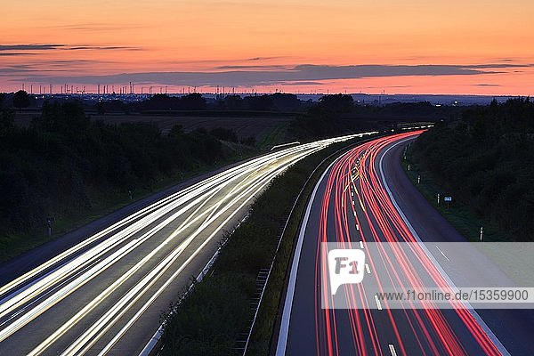 Lichtspuren auf der Autobahn A14 in der Abenddämmerung  bei Halle an der Saale  Sachsen-Anhalt  Deutschland  Europa