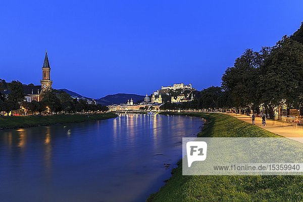 Stadtansicht  Altstadt und Festung Hohensalzburg in der Abenddämmerung  Salzach  Salzburg  Bundesland Salzburg  Österreich  Europa