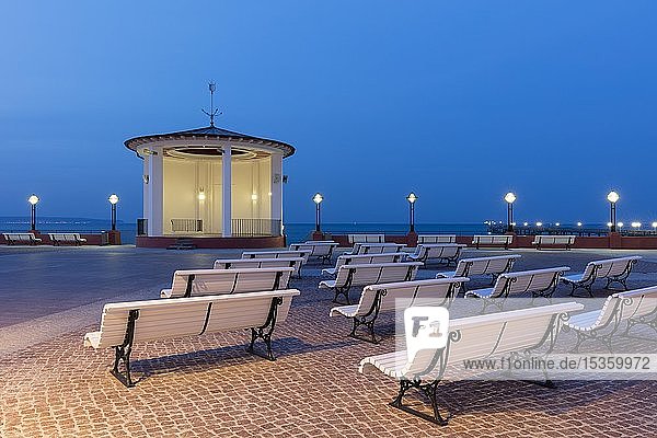 Pavillon am Kurplatz bei Abenddämmerung Strandpromenade Binz Ostseebad Insel Rügen Mecklenburg-Vorpommern Deutschland Europa