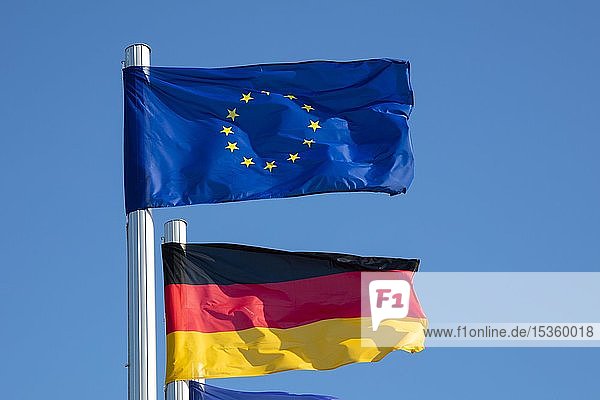 Wehende Europaflagge und Deutschlandflagge Mecklenburg-Vorpommern Deutschland Europa