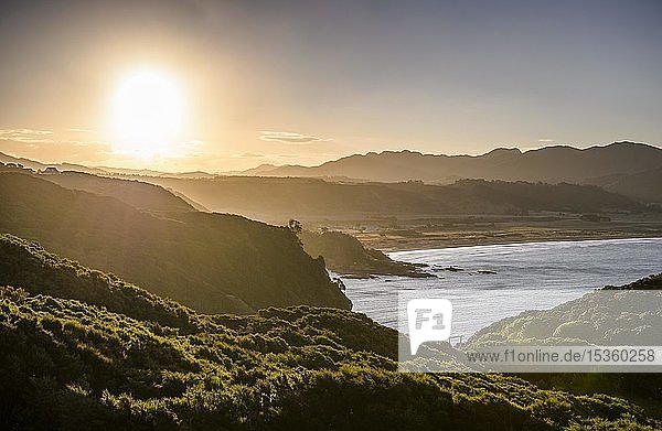 Küste in Abendstimmung am East Cape Gisborne District Nordinsel Neuseeland Ozeanien
