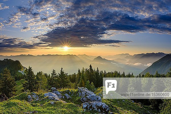 Ausblick bei Sonnenaufgang auf Alpenpanorama Osterhorngruppe Dachstein und Tennengebirge Golling Salzburger Land Österreich Europa