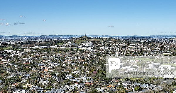 Blick auf Auckland  hinterer Obelisk auf dem Hügel Maungakiekie One Tree Hill  Auckland  Nordinsel  Neuseeland  Ozeanien