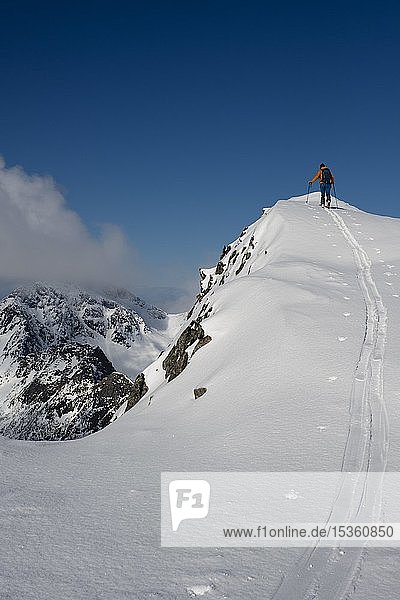 Skibergsteiger auf dem Pilan Austvågøy Lofoten Norwegen Europa