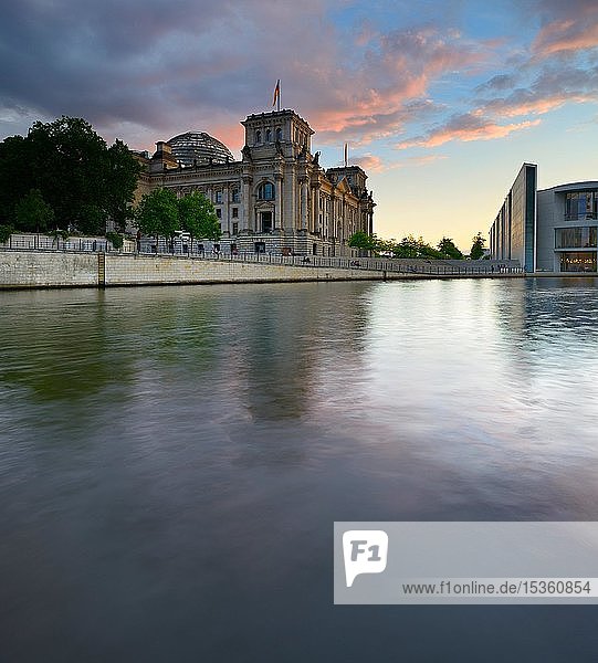 Blick über die Spree auf den Reichstag bei Sonnenuntergang  Berlin  Deutschland  Europa