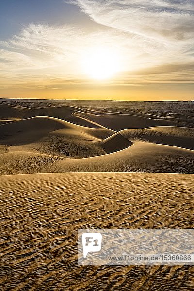 Sonnenuntergang in den riesigen Sanddünen der Sahara Timimoun Algerien Afrika
