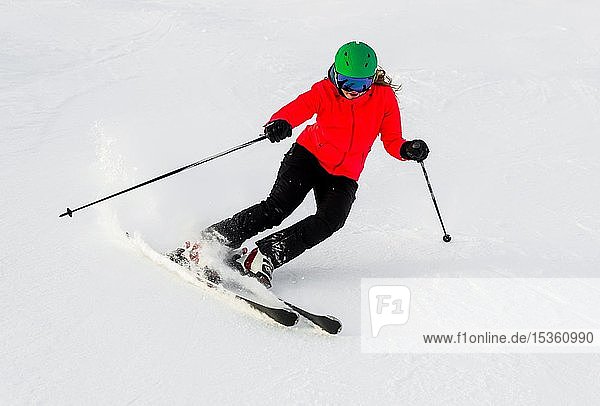 Skifahrerin fährt in einer kurzen Kurve steil bergab  schwarze Piste  SkiWelt Wilder Kaiser  Brixen im Thale  Tirol  Österreich  Europa