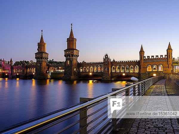 Oberbaumbrücke über die Spree im Abendlicht zwischen Kreuzberg und Friedrichshain Berlin Deutschland Europa