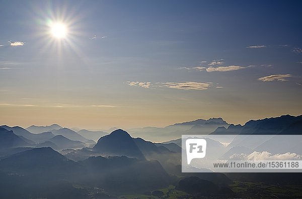 Ausblick auf Alpenpanorama Osterhorngruppe Dachstein und Tennengebirge Salzachtal Golling Salzburger Land Österreich Europa