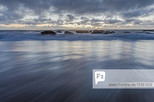 Ebbe und Flut am Strand von Opononi  Far District  Nordinsel Neuseeland