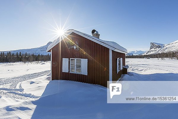 Holzhütten STF Aktse Fjällstuga im Winter  Skierffe  Kungsleden oder Königsweg  Provinz Lappland  Schweden  Europa