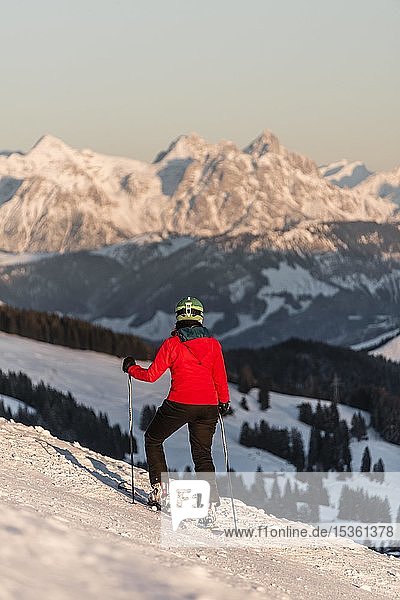 Skifahrerin auf der Skipiste stehend  hinter Bergen  SkiWelt Wilder Kaiser  Brixen im Thale  Tirol  Österreich  Europa