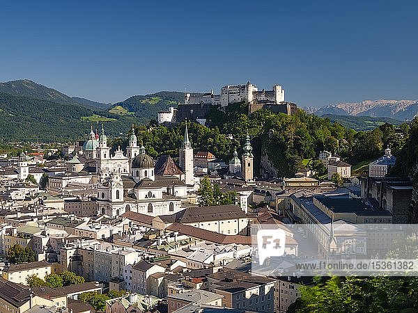 Stadtansicht Altstadt und Festung Hohensalzburg Stadt Salzburg Salzburger Land Österreich Europa
