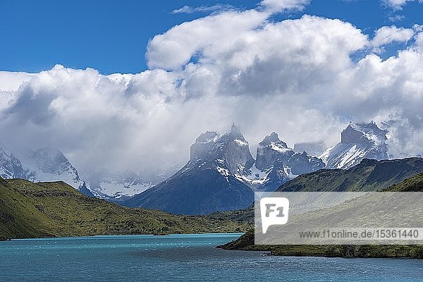 Rio Paine with the Cuernos del Paine  Torres del Paine National Park  Región de Magallanes  Patagonia  Chile  South America